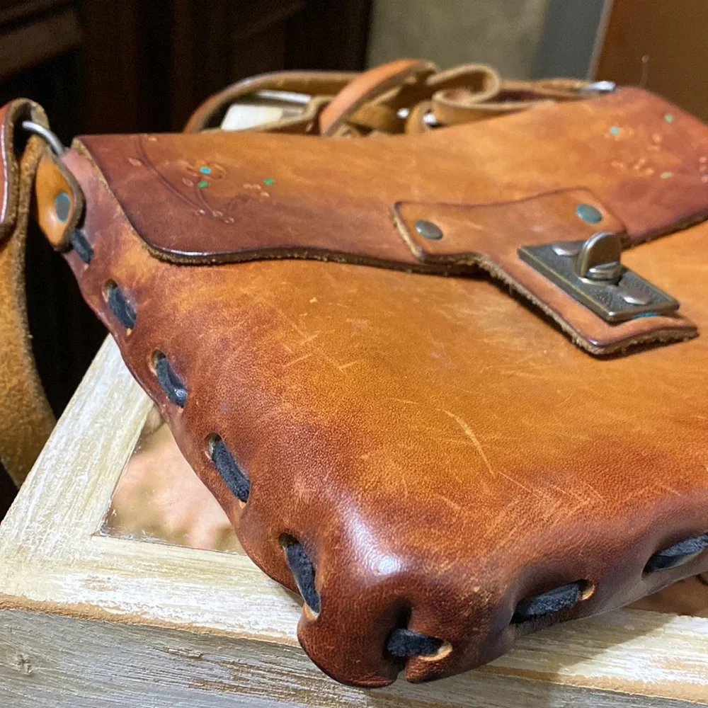 1970’s tooled leather, purse. Hand tooled Made of genuine leather. - Picture 3 of 10